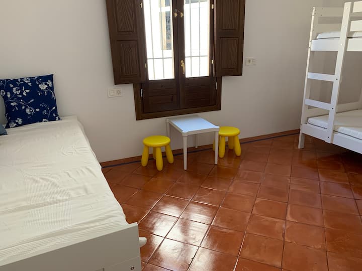 Segundo dormitorio con una litera y un sofá cama que puede alojar cómodamente a 4 personas en total.