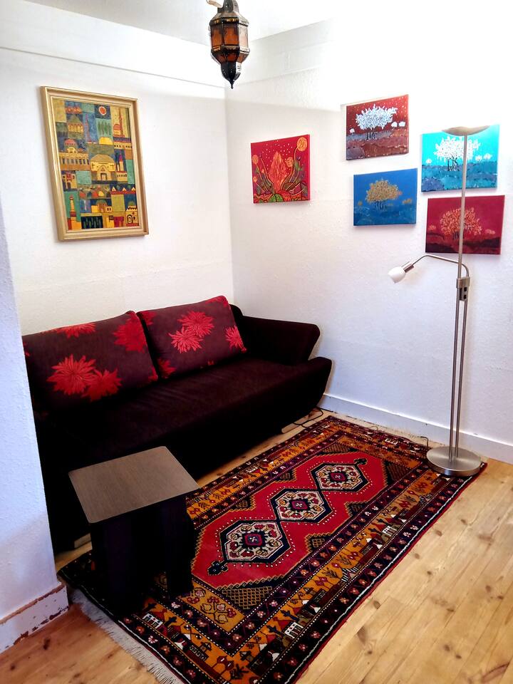 Izba pre hostí s rozkladacou pohovkou na vytiahnutie, max. pre 1 osobu, ako zadná časť - opierka - je veľmi tvrdá!
(Prechodová izba 
s dverami na chodbu 
a dvere do 
obývacej/jedálenskej časti)