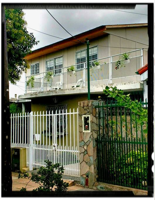 Así te recibiremos ! La cabaña está en la parte superior, donde se aprecia uno de sus balcones y la parte de la terraza que da a la calle.