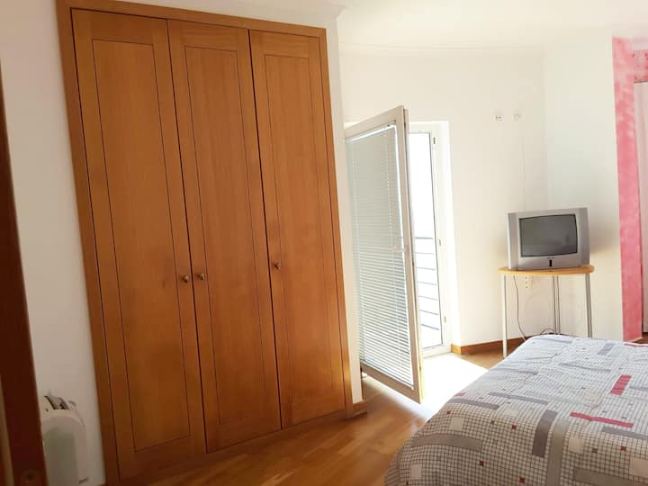 armario en la habitación