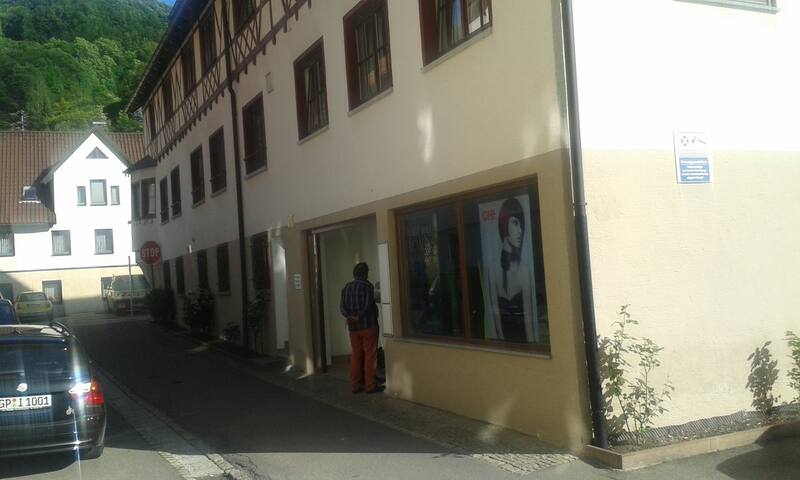 1 Zimmer Wohnung mit seperatem Eingang/Parkplatz