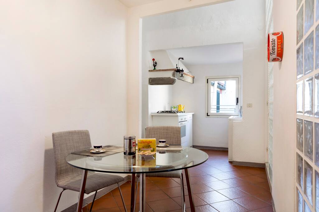The kitchen | the dining table