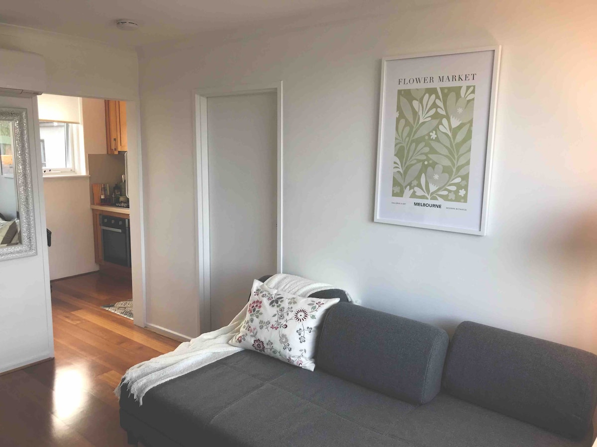 Top Airbnb: Entire Apartment Brunswick Queen Bed and Sofa Bed in Brunswick