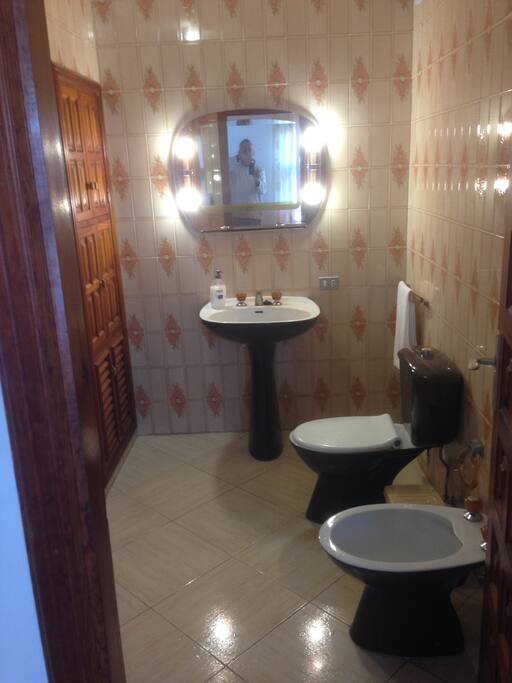 large 4 piece family bath room