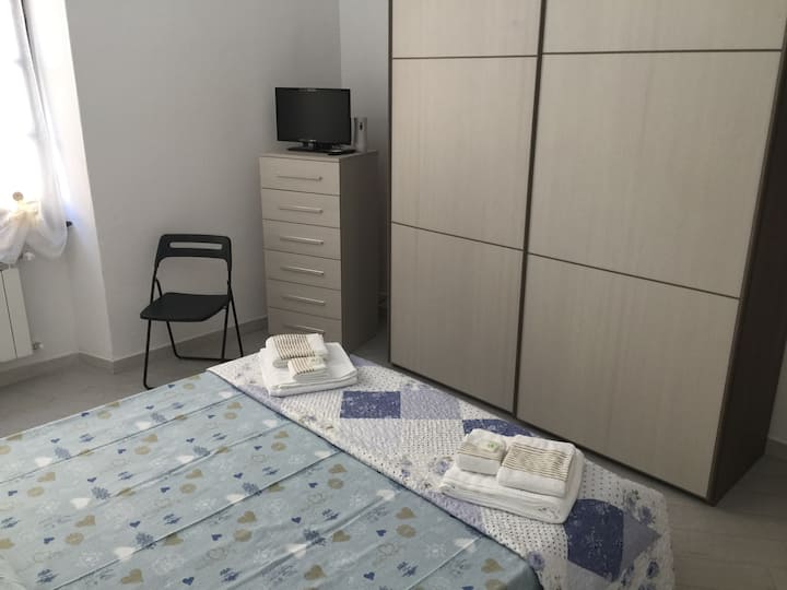 dollap i madh rrobash, komodinë me sirtarë dhe televizor