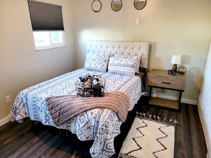 1号卧室配有舒适的标准双人床，配有壁炉加热器和电视 