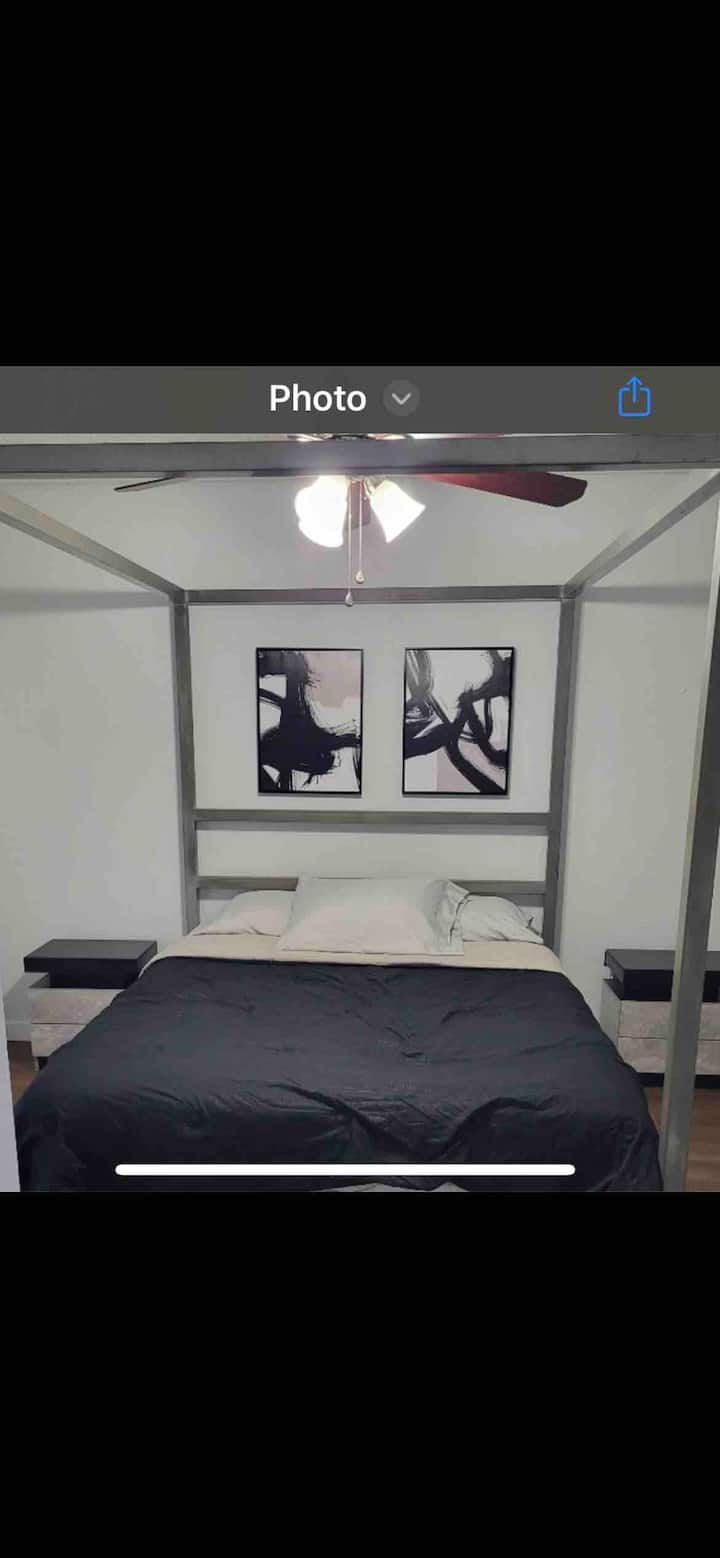 Hlavná spálňa s pohodlným matracom Queen.