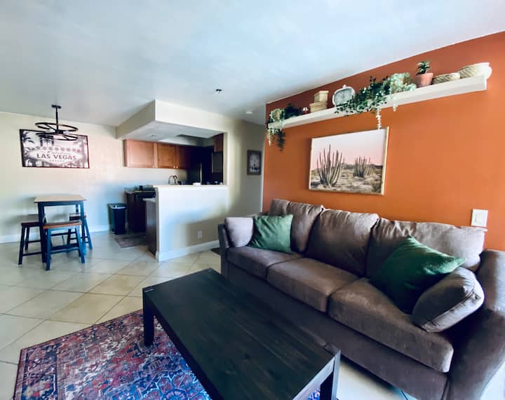 Vegas Oasis! Spacious Condo W/ Pool 5 Min To Strip - Las Vegas Strip, NV