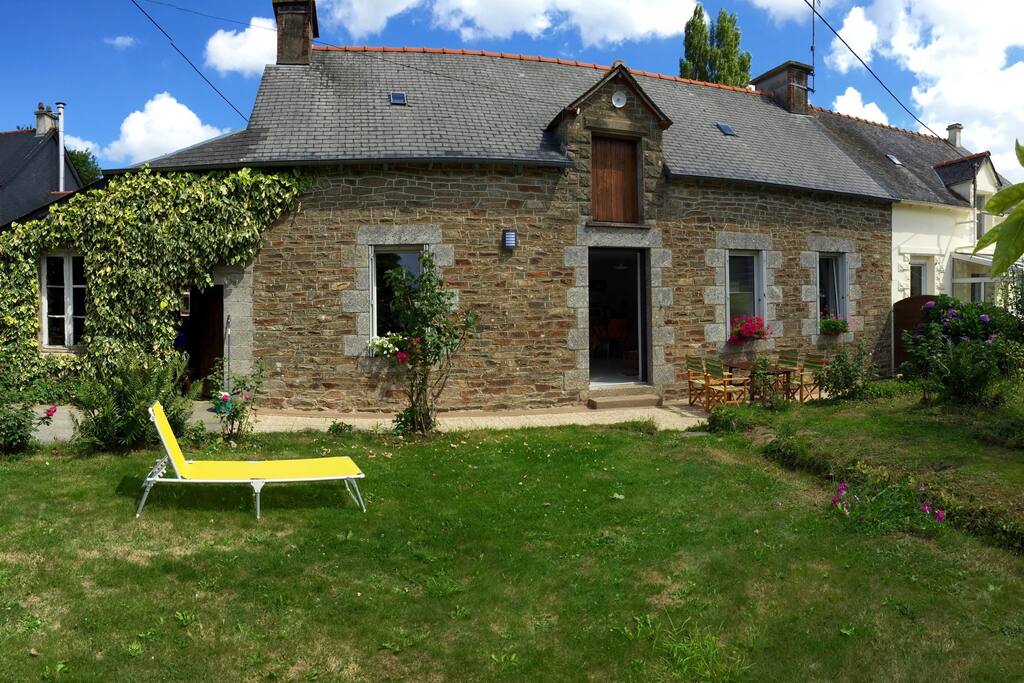 Le petit jardin qui se trouve devant la maison.