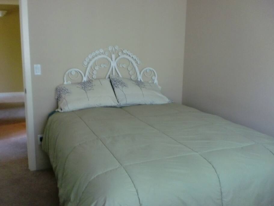 Queen Bed Room