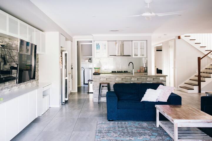 Casuarina Beachfront Hamptons House gallery image 3