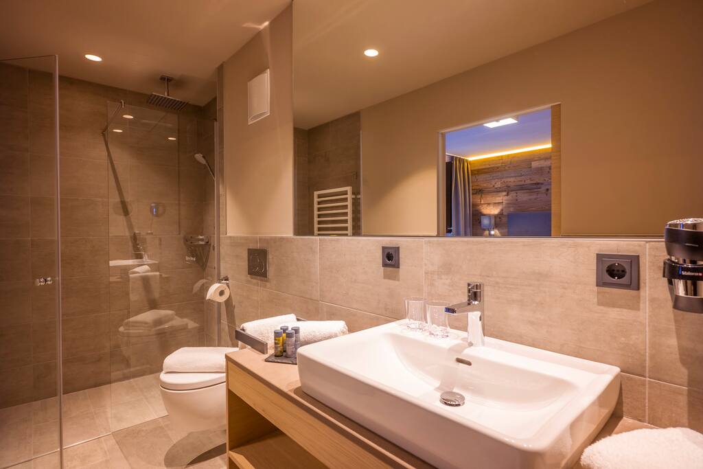 Badezimmer mit Dusche