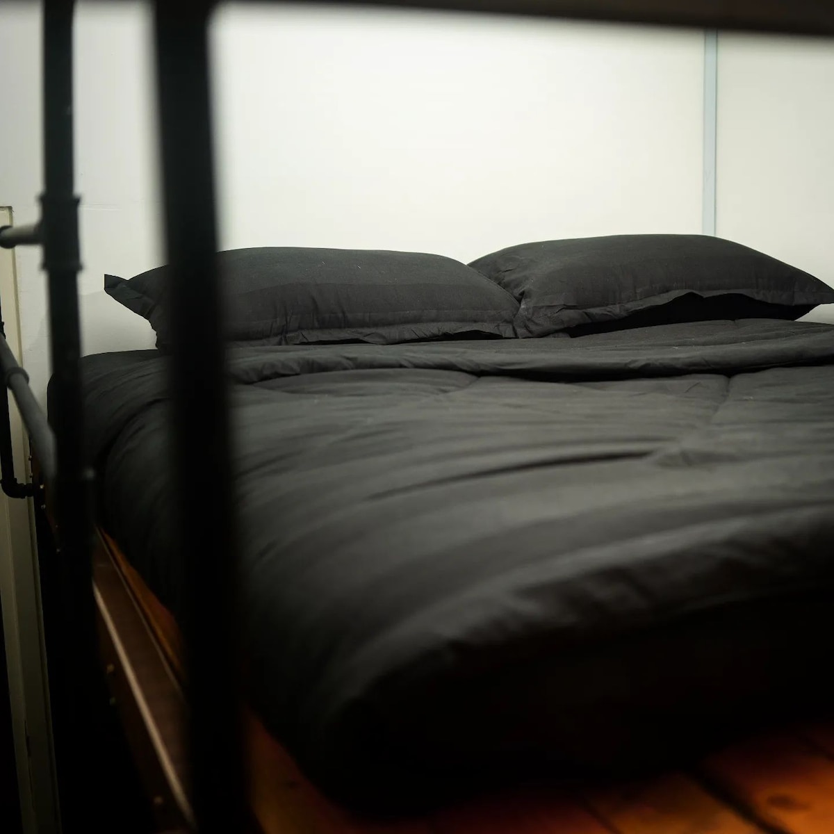 سرير علوي مناسب لشخصين بالغين وطفل واحد. غير مناسب لكبار السن.