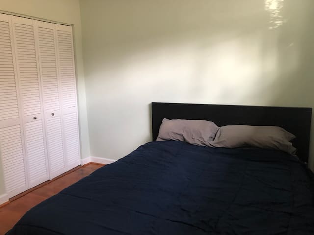 Queen bed/ Shared Bath w/ Parking/ near metro