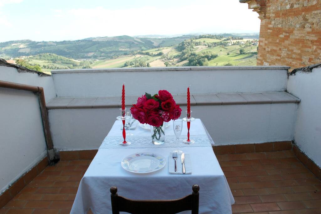 Terrazzo con vista mare e monti