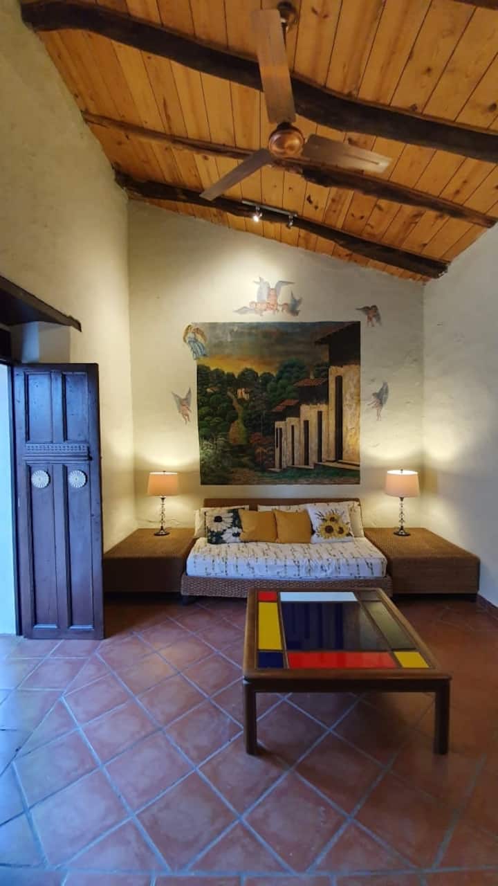 The living room has a single size sleeper sleeper. The art on the couch is inspired by an old street postcard al Espino.