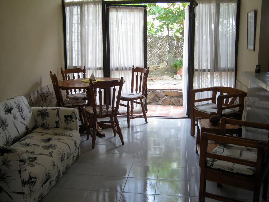 La sala con vista del patio atrás.