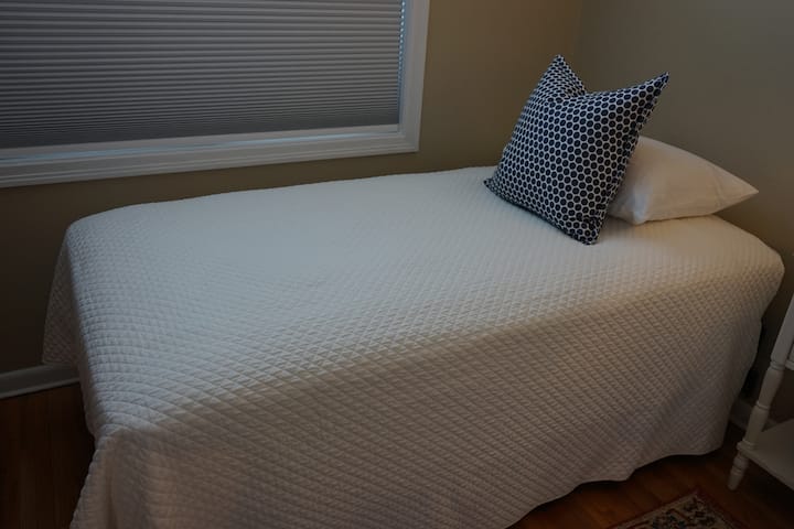 تلفزيون شخصي في كل غرفة نوم