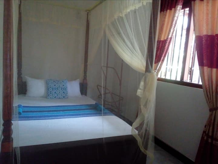 חדר שינה עם מתלה בד