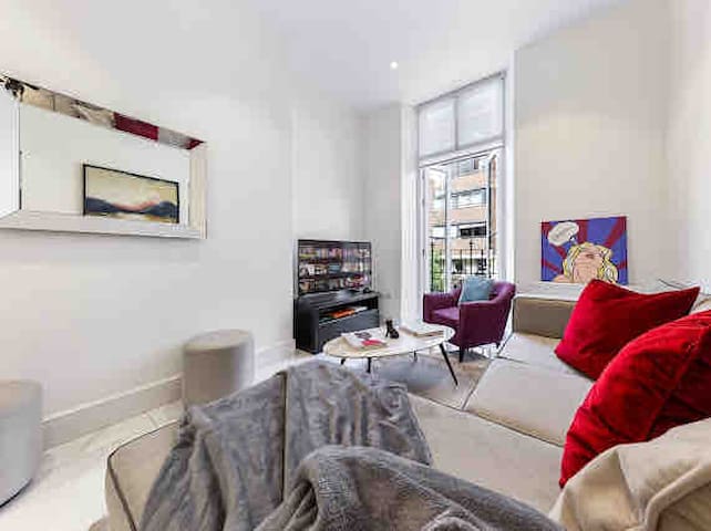 Harley Street Luxury Snug gallery image 2