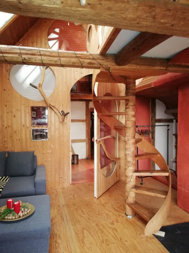 ممر إلى مكان النوم داخل الدوبلكس