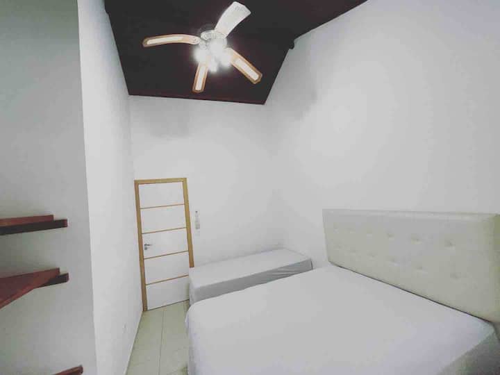 Საძინებელი 3
1 საწოლი 152 × 203 სმ 
1 ერთადგილიანი საწოლი 
Კონდიციონერი 