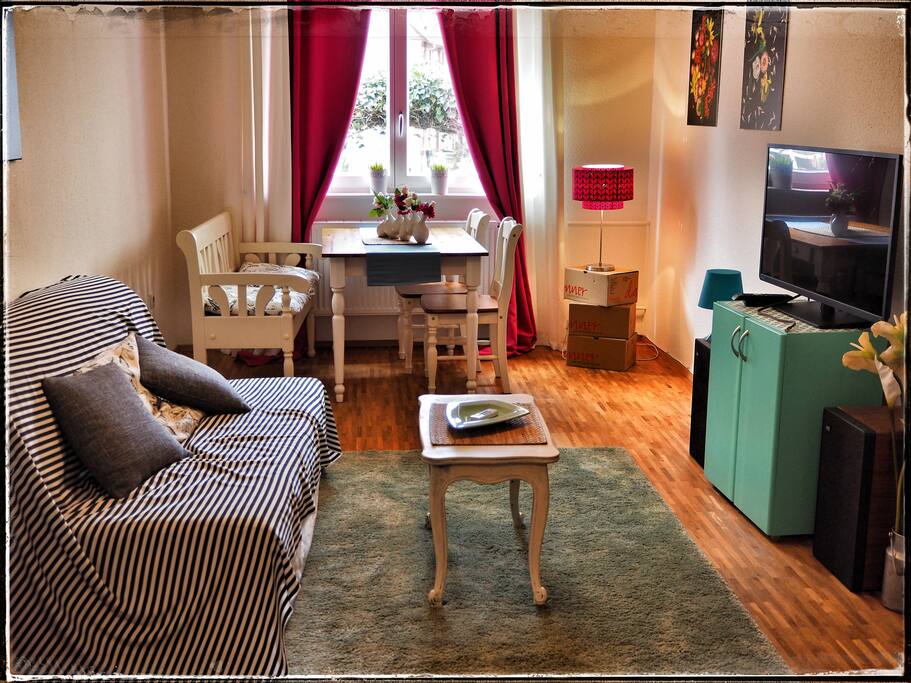 Wohnzimmer mit Schlaf-Sofa