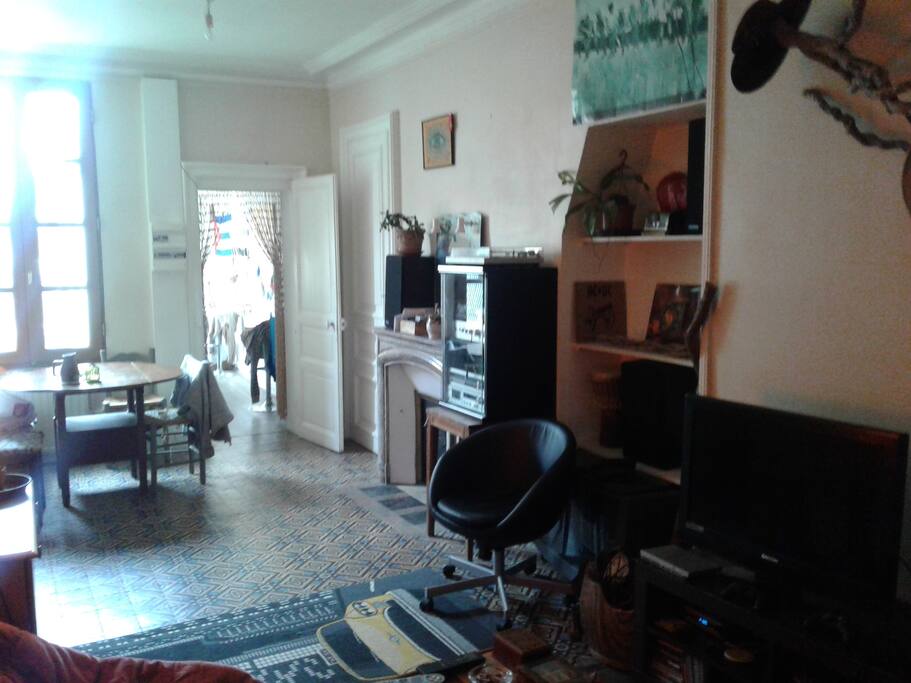 Salon donnant sur la cuisine