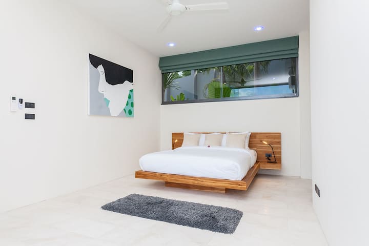 卧室配备设计师木床和有轨电车景观（如果您有周末保证）