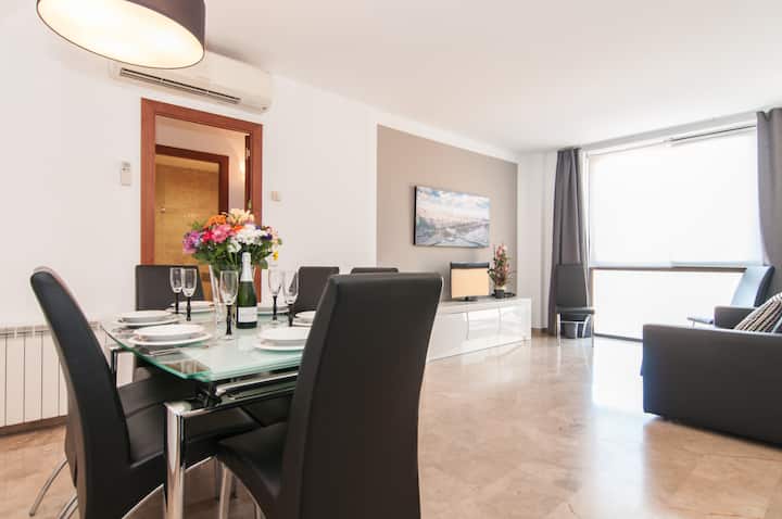 Sleeps 18 off Paseo de Gracia with sunny terrace