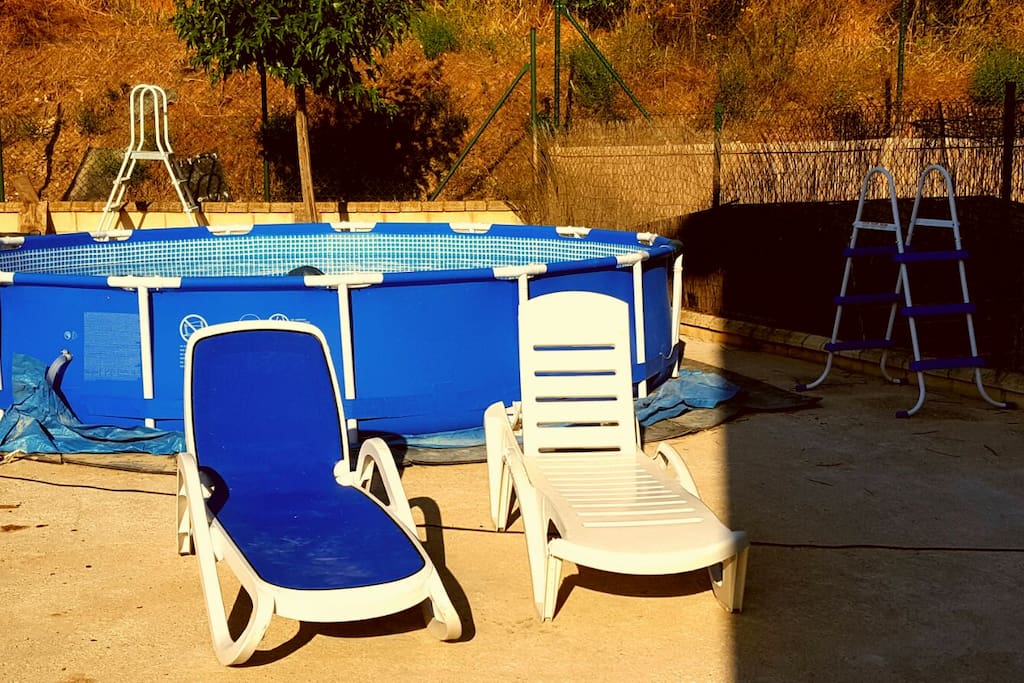 Acceso a piscina en verano.