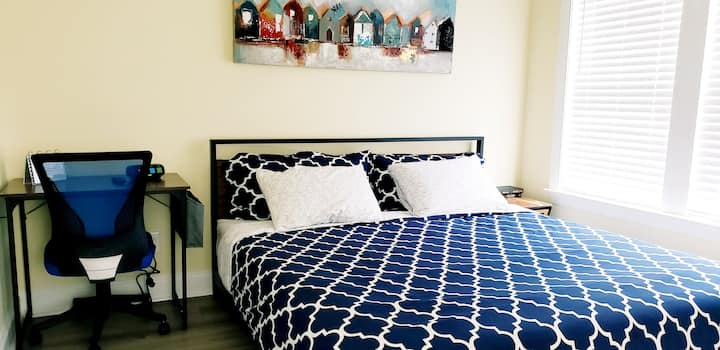 Slaapkamer met kingsize bed