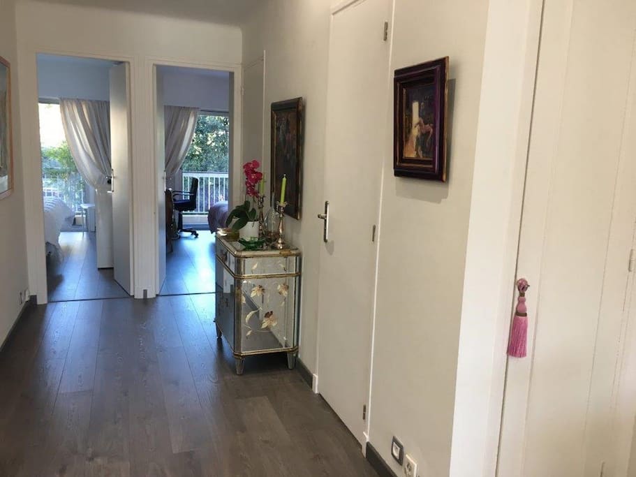 L'entrée qui donne sur l'ensemble des pièces de l'appartement