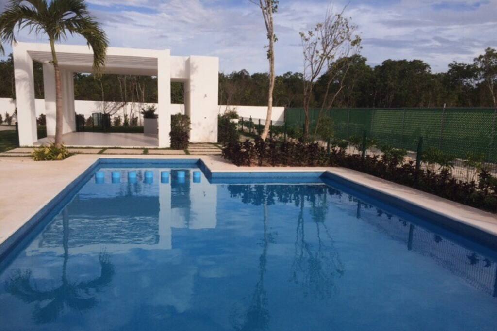 Lindo departamento en residencial selva nova, Playa del Carmen, cuenta con 4 albercas, zona de asadores para armar un buen convivio, jardines, estacionamiento privado y buen ambiente para disfrutar de unas grandiosas vacaciones #petfriendly
La residencial está bien ubicada, en pocos minutos podrás llegar a centros comerciales, zona de antros, Quinta avenida y ni olvidarnos de las playas más hermosas del caribe mexicano.