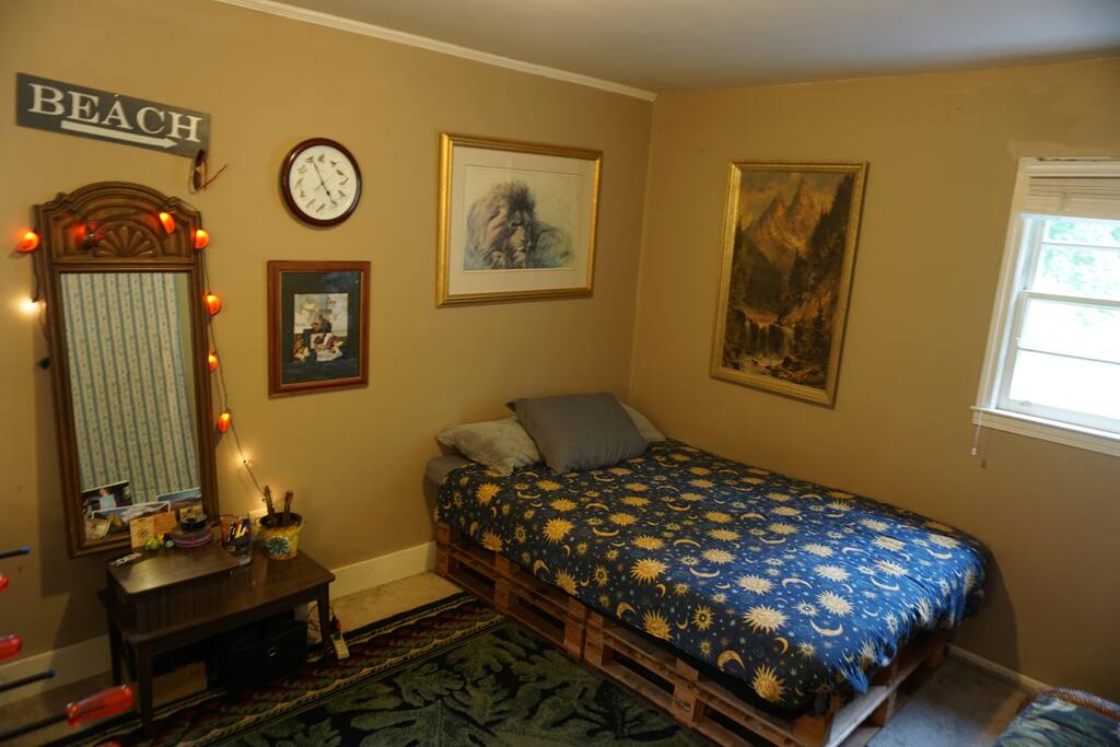Bedroom 1 - Queen bed, w/o opt. futon mattress