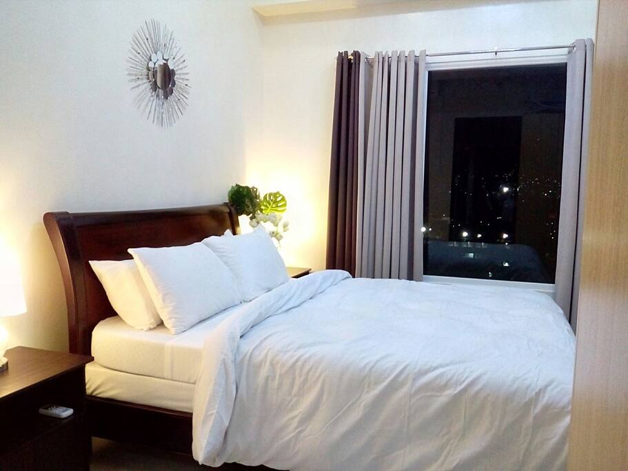 Do you love to dive that bed and feel the luxurious vibe on it. . And It’s quite nice having a pile of pillows to sleep on and a deliciously crisp white duvet to envelop yourself in, while enjoying the stunning city mountain view.