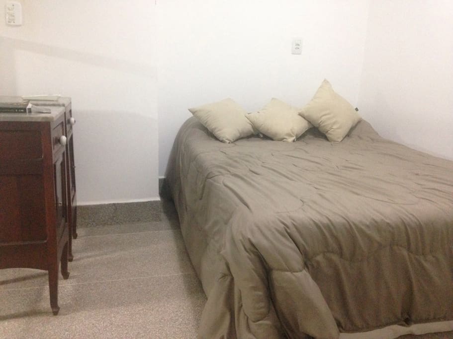 Parte superior: cama de casal e criado mudo