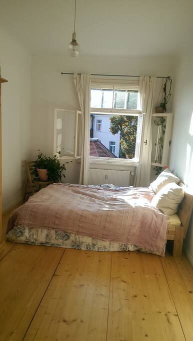 Schlafzimmer mit freiem Blick über die Dächer
