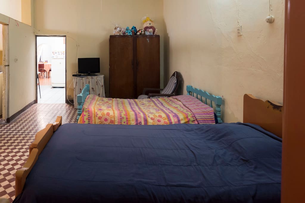 Amplio dormitorio familiar con kitchenette y baño