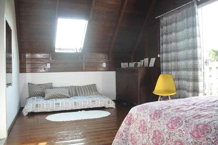 חדר שינה 4 מיטות זוגיות, מיטת יחיד ושני מזרנים כפולים נוספים, מפנק