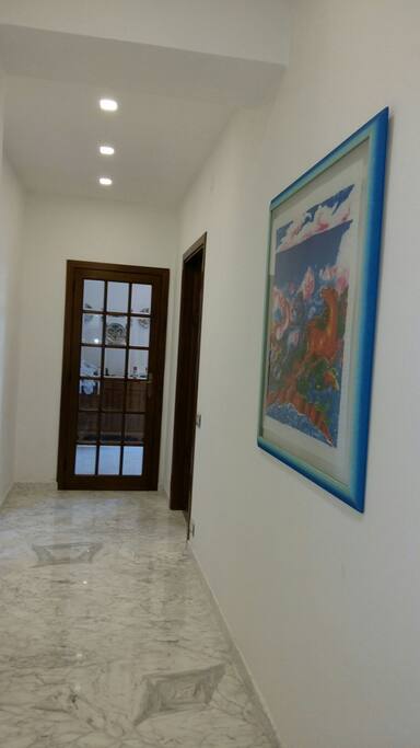 corridoio di ingresso in marmo bianco