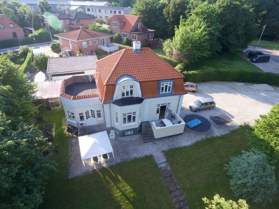 Huset set fra Luften. The house seen from above.