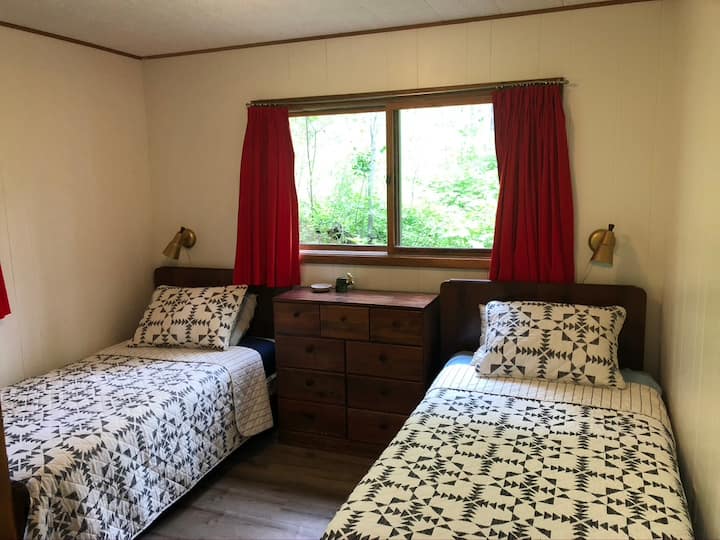 Კიდევ ერთი ქვედა საძინებელი, ორი ორადგილიანი საწოლი. 