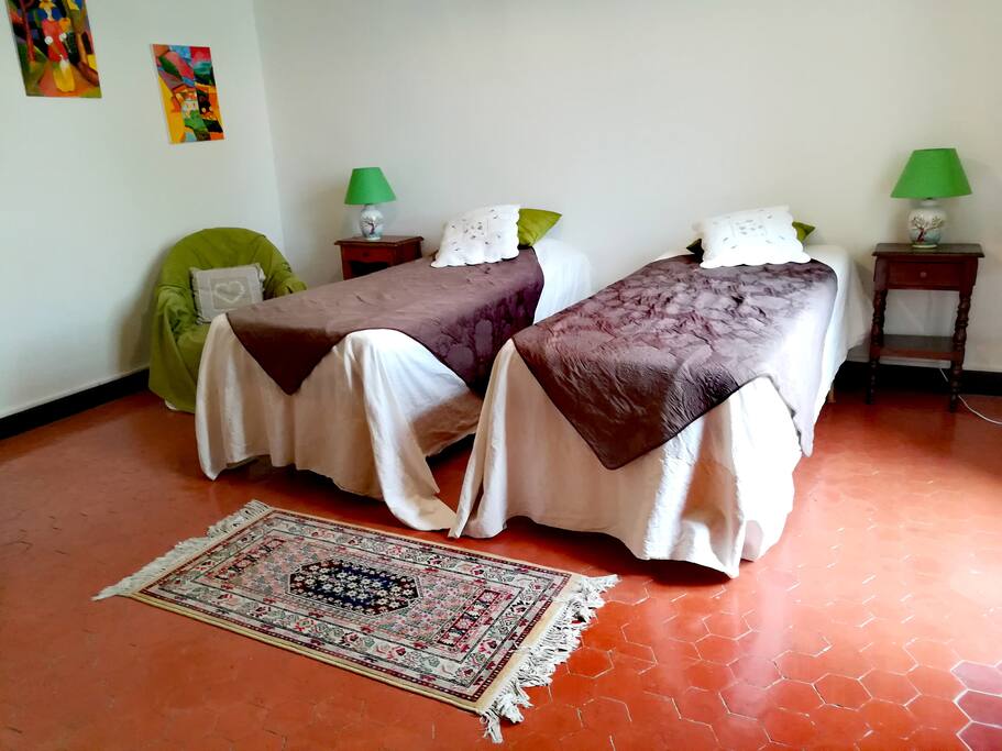 Chambre à coucher lumineuse accolée au séjour