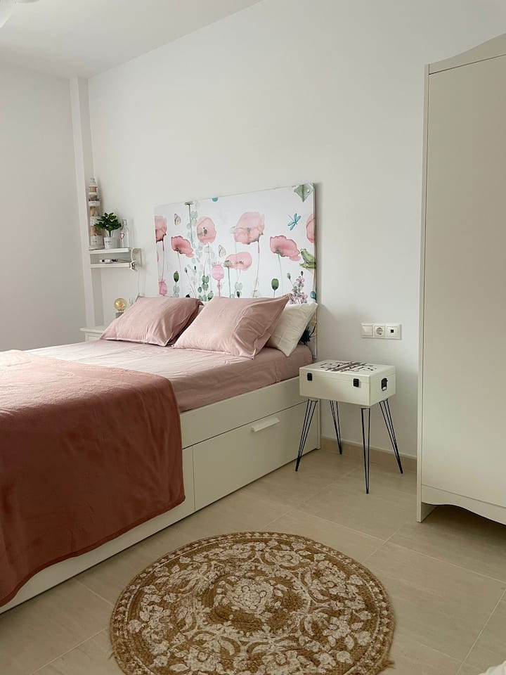 双人房， 1.40 x 2张床。吊扇。套房卫生间 