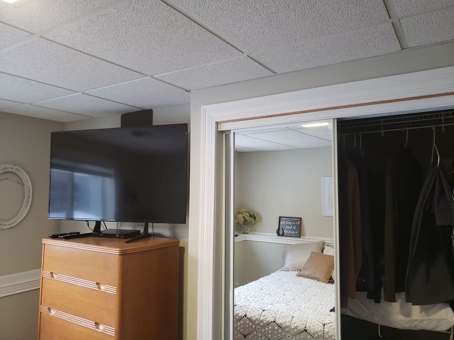 Basic cable, blu ray player, and Netflix in the room. Help yourself to our movie collection at any point during your stay!