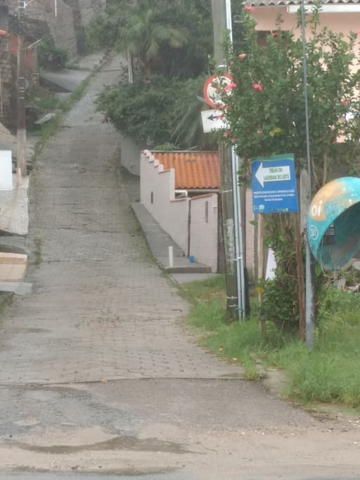 Rua de acesso ao Hostel e Trilha da Lagoinha do Leste