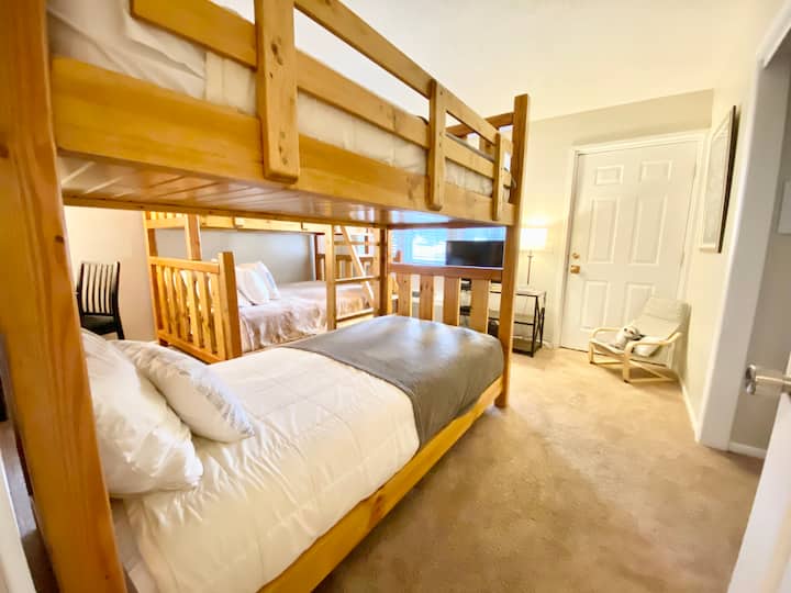 Soba na kat 2: krevet na kat (Twin/Twin) i bračni krevet (širine 150-179 cm)