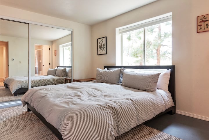 מיטת קינג סייז בחדר מיטות קומתיים עם חדר רחצה פרטי