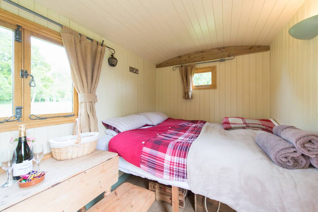 Bed and dining area in Pippin